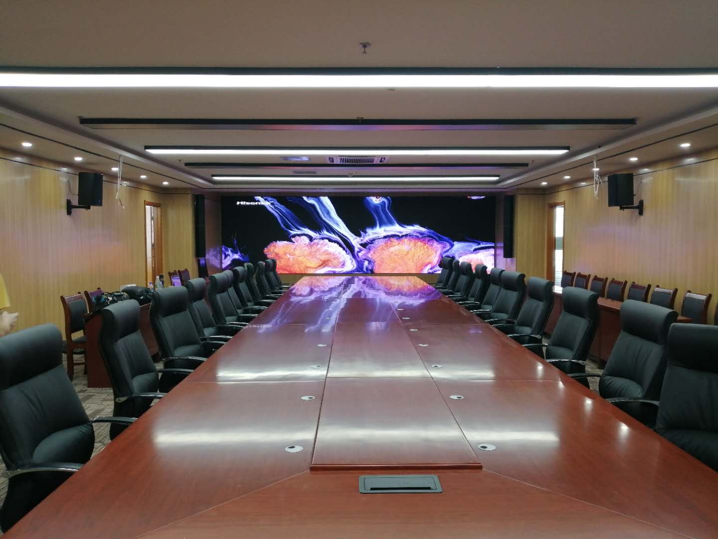 濰坊某事業(yè)單位音、視頻會(huì)議集成項(xiàng)目完工，會(huì)議辦公、音響系統(tǒng)、1.2小間距顯示系統(tǒng)完美融合